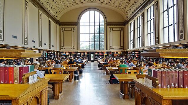 Lesesaal in einer Universitätsbibliothek.