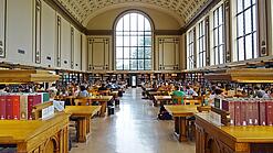 Lesesaal in einer Universitätsbibliothek.