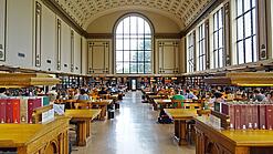 Lesesaal in einer Universitätsbibliothek.