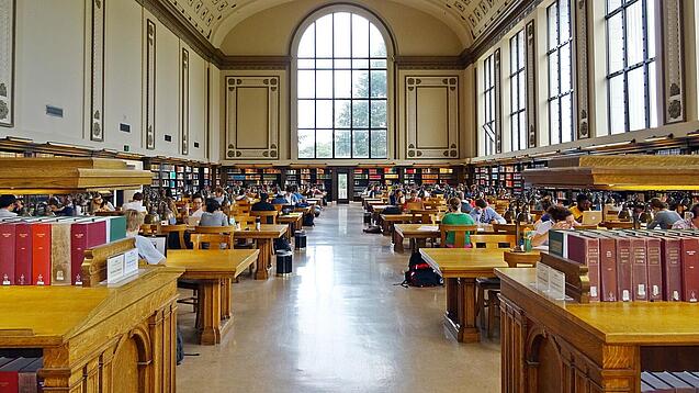 Lesesaal in einer Universitätsbibliothek.