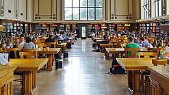 Lesesaal in einer Universitätsbibliothek.