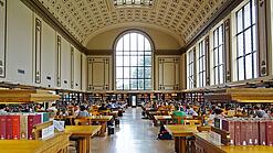 Lesesaal in einer Universitätsbibliothek.