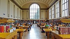 Lesesaal in einer Universitätsbibliothek.