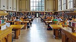 Lesesaal in einer Universitätsbibliothek.