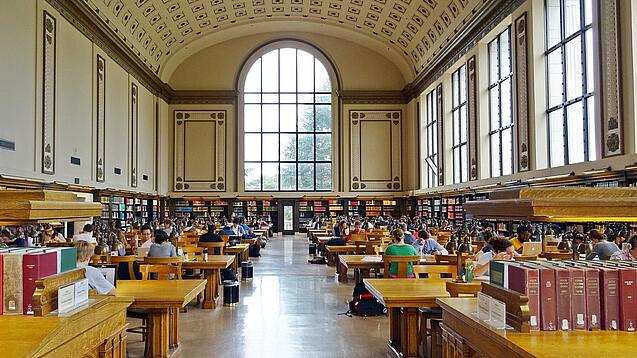 Lesesaal in einer Universitätsbibliothek.