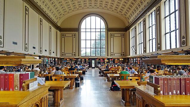 Lesesaal in einer Universitätsbibliothek.