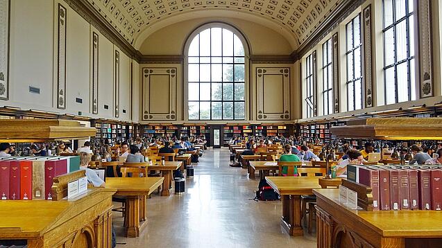 Lesesaal in einer Universitätsbibliothek.