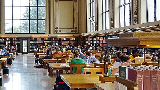 Lesesaal in einer Universitätsbibliothek.