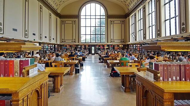 Lesesaal in einer Universitätsbibliothek.