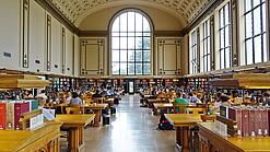Lesesaal in einer Universitätsbibliothek.