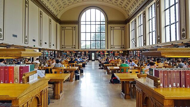 Lesesaal in einer Universitätsbibliothek.