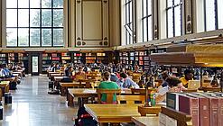 Lesesaal in einer Universitätsbibliothek.