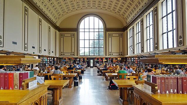 Lesesaal in einer Universitätsbibliothek.