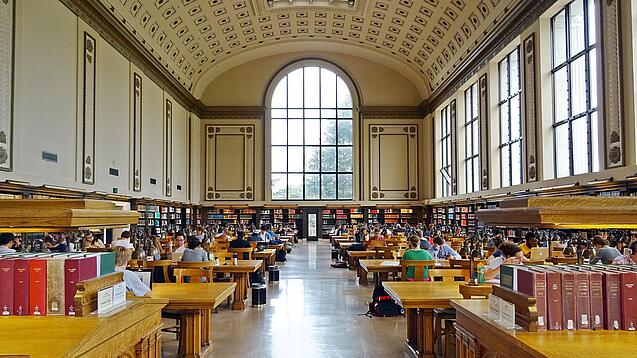 Lesesaal in einer Universitätsbibliothek.