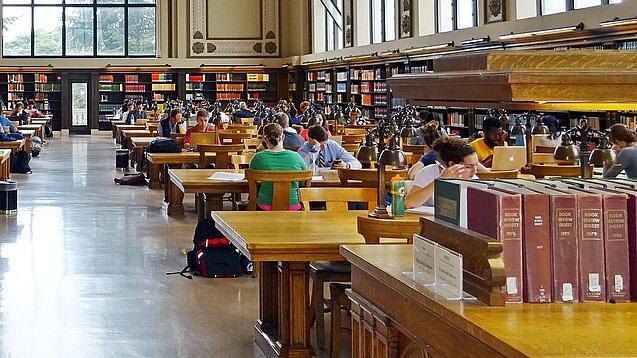 Lesesaal in einer Universitätsbibliothek.