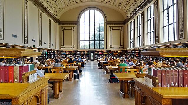 Lesesaal in einer Universitätsbibliothek.