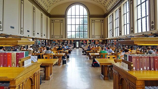 Lesesaal in einer Universitätsbibliothek.