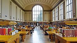 Lesesaal in einer Universitätsbibliothek.