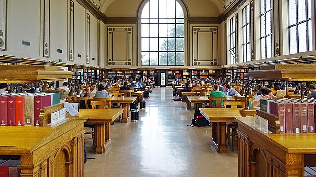Lesesaal in einer Universitätsbibliothek.