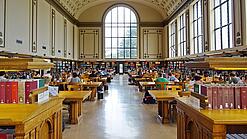 Lesesaal in einer Universitätsbibliothek.