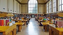 Lesesaal in einer Universitätsbibliothek.
