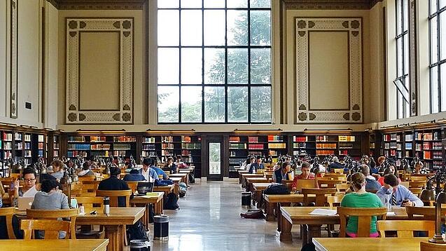 Lesesaal in einer Universitätsbibliothek.