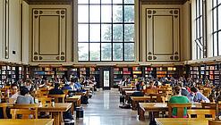 Lesesaal in einer Universitätsbibliothek.