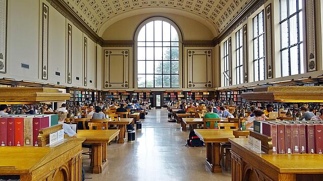 Lesesaal in einer Universitätsbibliothek.
