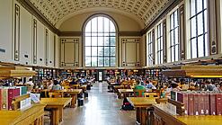 Lesesaal in einer Universitätsbibliothek.
