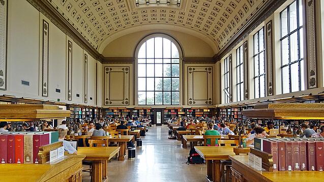 Lesesaal in einer Universitätsbibliothek.