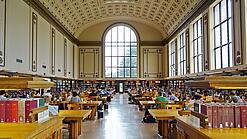 Lesesaal in einer Universitätsbibliothek.