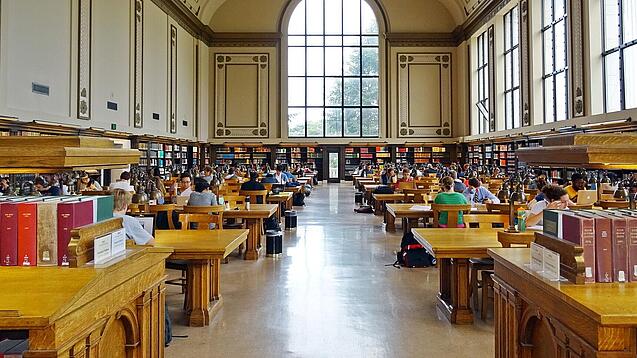 Lesesaal in einer Universitätsbibliothek.