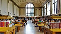 Lesesaal in einer Universitätsbibliothek.