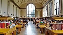 Lesesaal in einer Universitätsbibliothek.