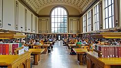 Lesesaal in einer Universitätsbibliothek.