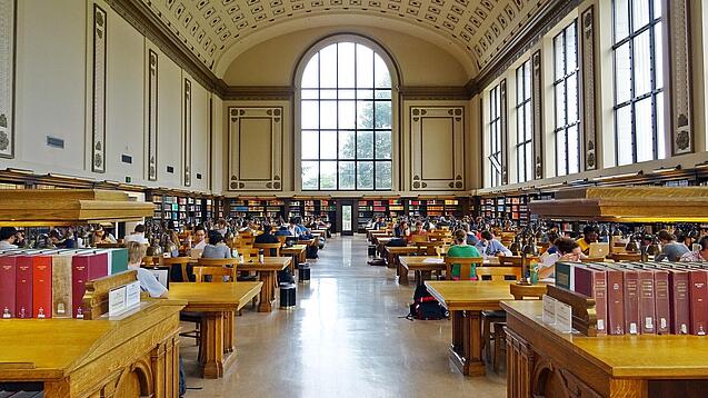 Lesesaal in einer Universitätsbibliothek.