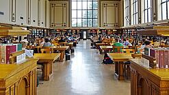 Lesesaal in einer Universitätsbibliothek.