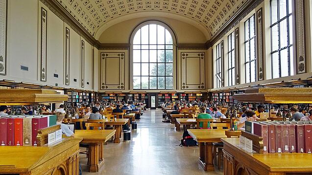 Lesesaal in einer Universitätsbibliothek.