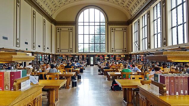 Lesesaal in einer Universitätsbibliothek.