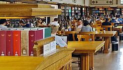 Lesesaal in einer Universitätsbibliothek.