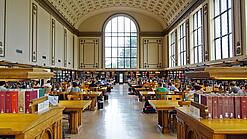 Lesesaal in einer Universitätsbibliothek.