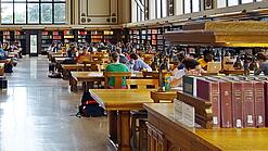 Lesesaal in einer Universitätsbibliothek.