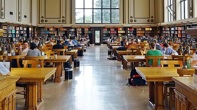 Lesesaal in einer Universitätsbibliothek.