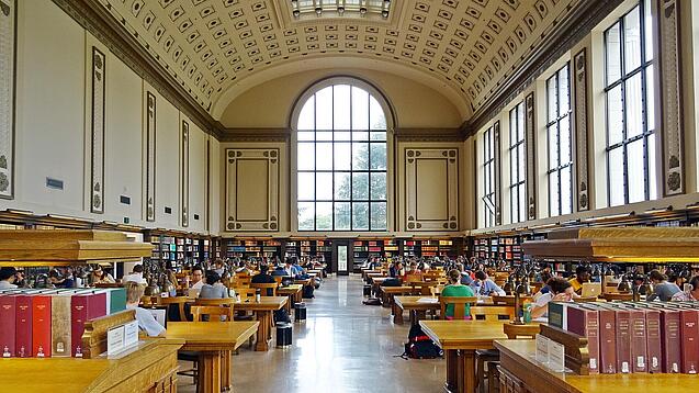 Lesesaal in einer Universitätsbibliothek.