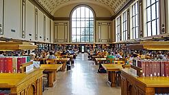 Lesesaal in einer Universitätsbibliothek.