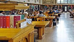 Lesesaal in einer Universitätsbibliothek.