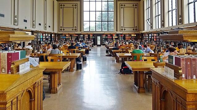 Lesesaal in einer Universitätsbibliothek.