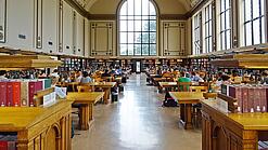 Lesesaal in einer Universitätsbibliothek.