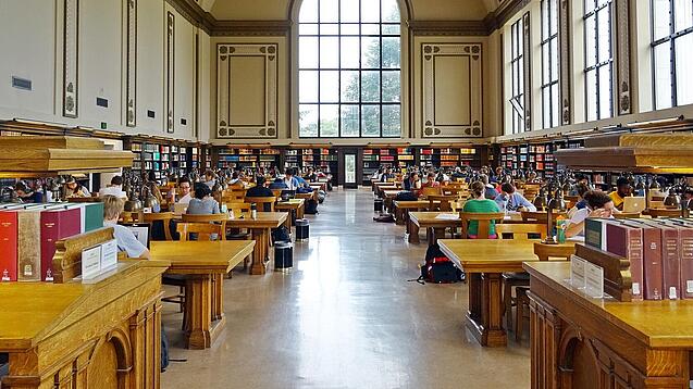 Lesesaal in einer Universitätsbibliothek.
