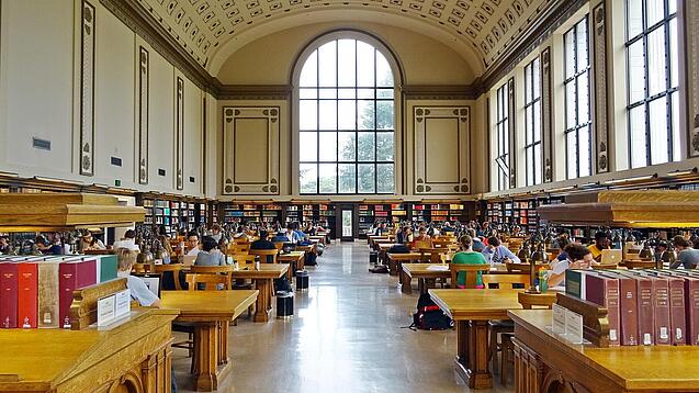 Lesesaal in einer Universitätsbibliothek.